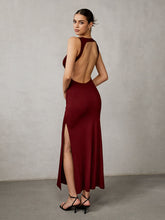Langes, rückenfreies Kleid mit seitlichem Schlitz
